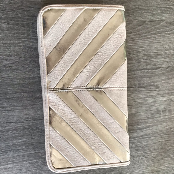 Beige clutch with gold metallic stripes - Picture 3 of 7